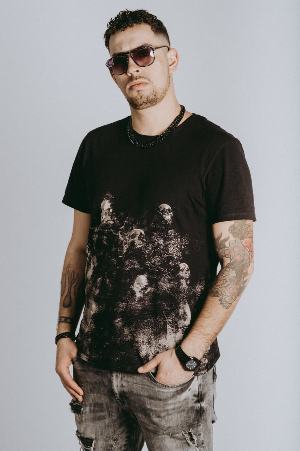 Davide Del Carmen in abbigliamento nero su fondo grigio